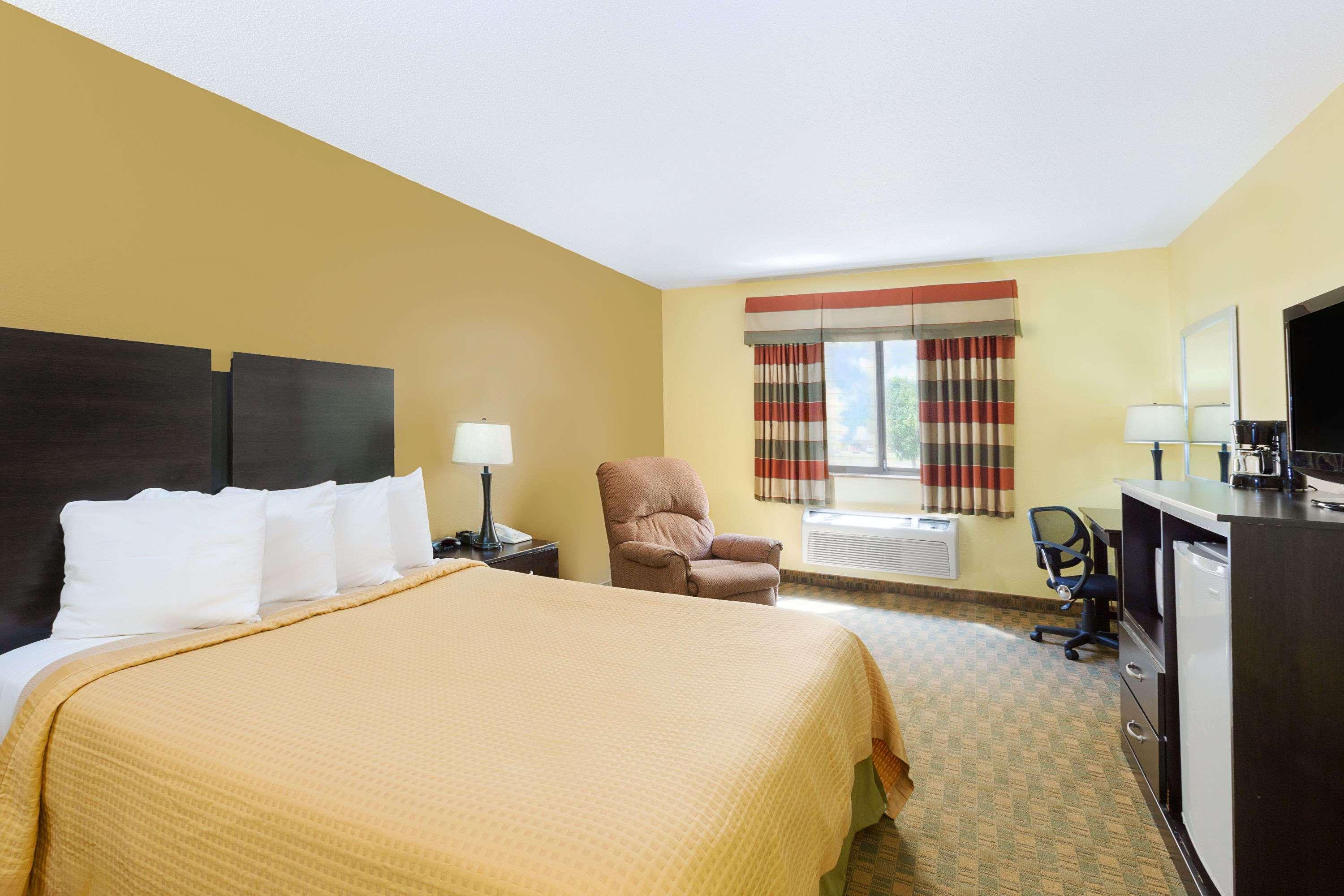 Econo Lodge Inn & Suites Yankton Екстер'єр фото